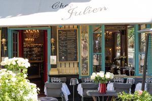 Lire la suite à propos de l’article Chez Julien au coeur du vieux Paris, un bistrot chic aux atours Belle Epoque