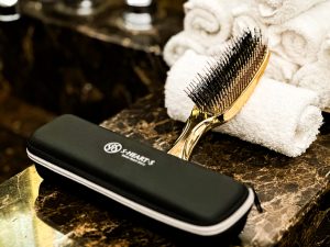 Lire la suite à propos de l’article Nouvelle brosse Scalp Brush Premium de S.Heart.S, la perfection japonaise pour des cheveux sublimes