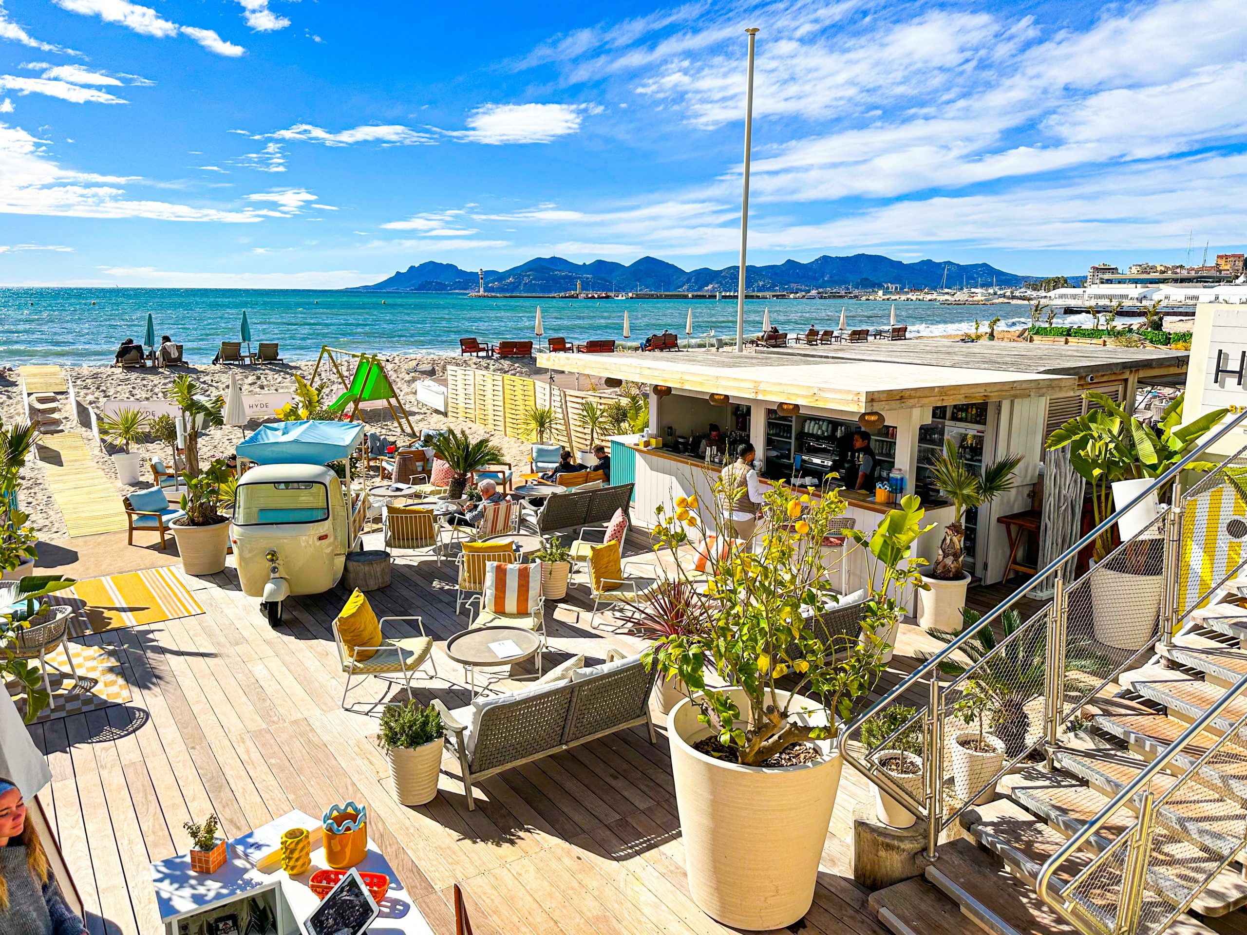 Lire la suite à propos de l’article Hyde Beach Cannes, la plage privée très Dolce Vita de l’Hôtel Mondrian Cannes*****