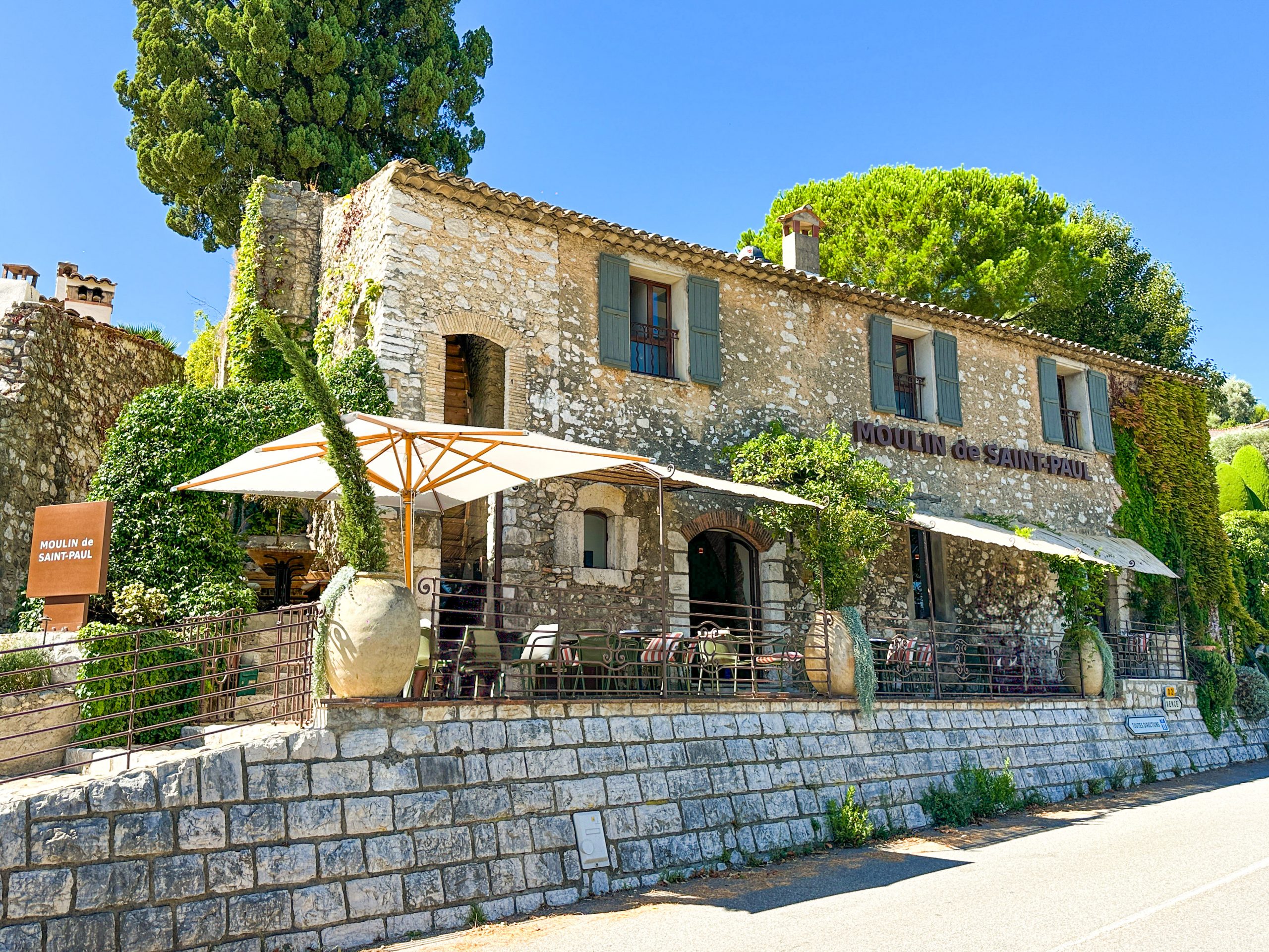 Lire la suite à propos de l’article Le Moulin de Saint-Paul by Alain Llorca, cuisine méditerranéenne et patrimoine provençal