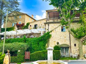 Lire la suite à propos de l’article Entre ciel et collines, L’Amandier de Mougins sublime la cuisine niçoise