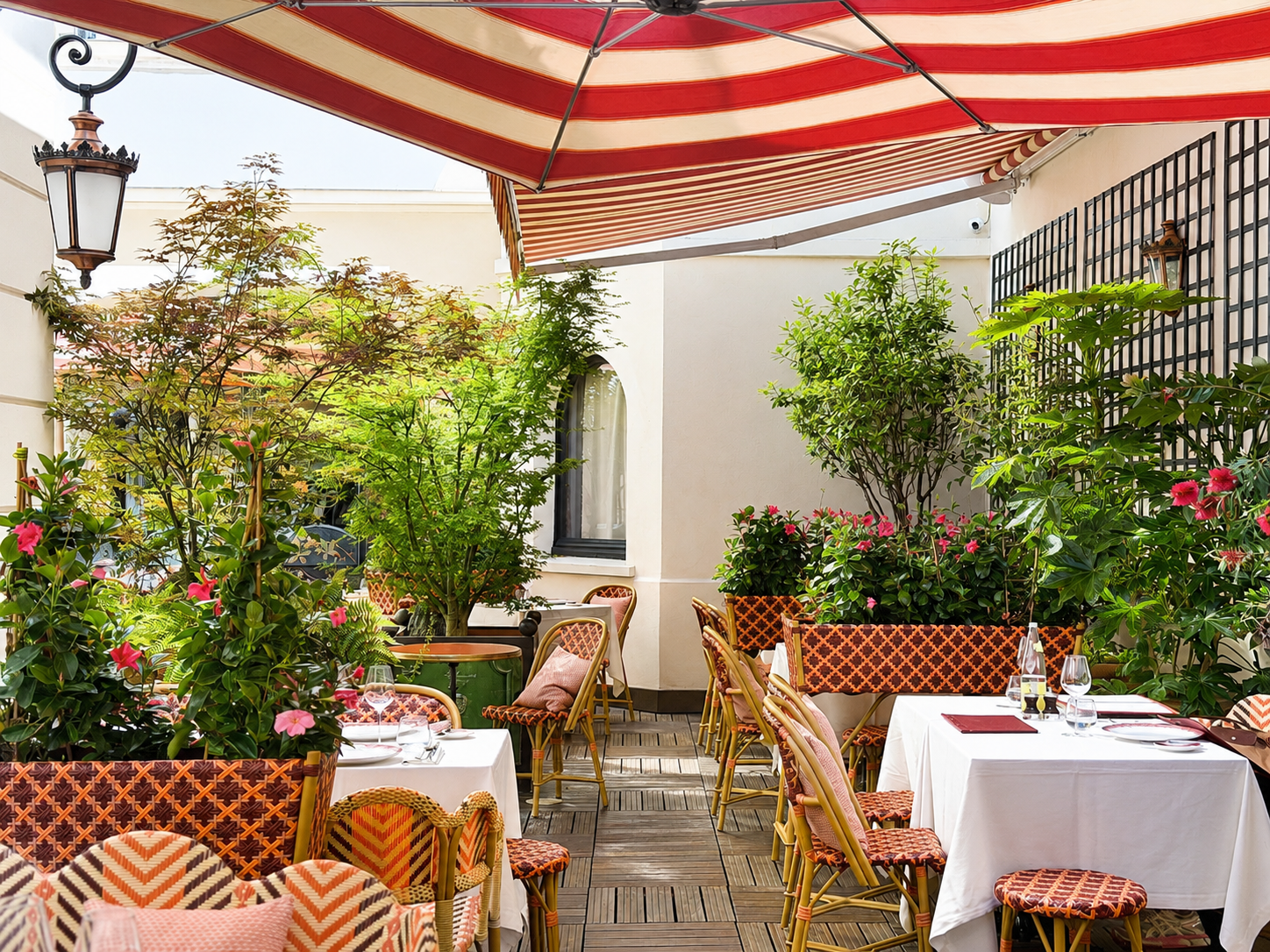 Lire la suite à propos de l’article Chez Suzy, la cour-jardin secrète de l&rsquo;Hôtel Regina***** à Paris