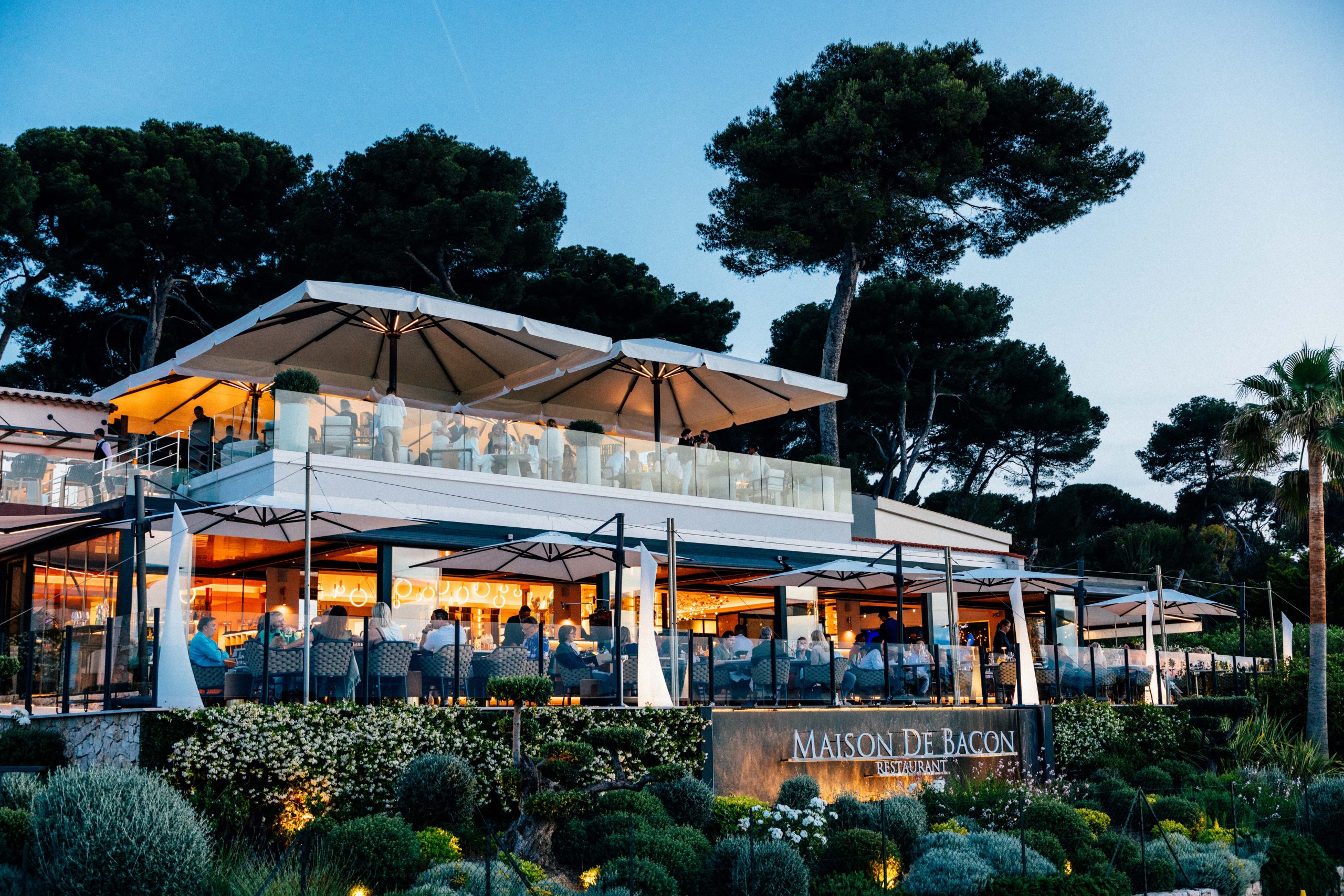 Lire la suite à propos de l’article Au Cap d&rsquo;Antibes, la Maison de Bacon réinvente l&rsquo;art de recevoir
